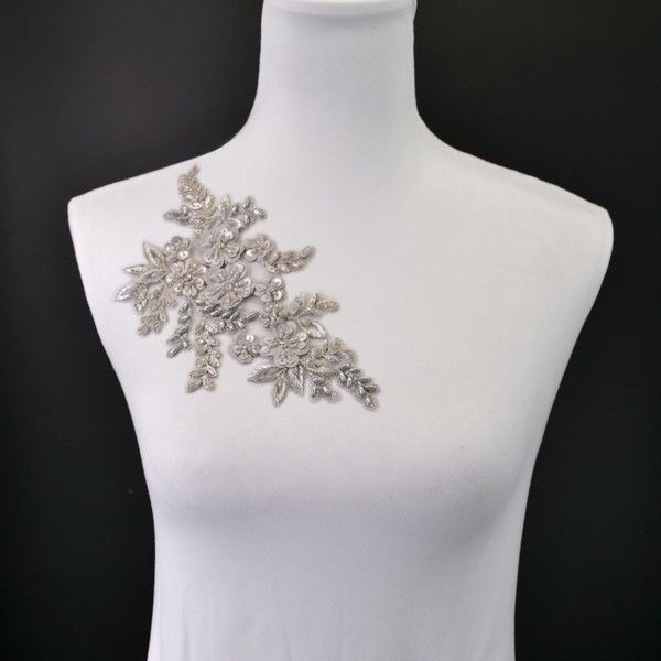 Applicazione sul vestito - Bouquet argento, lato destro