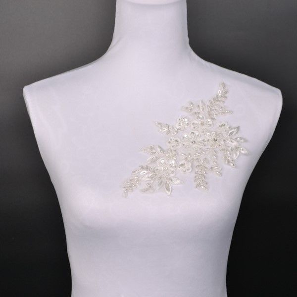 Applicazione sul vestito - Bouquet bianco, lato sinistro