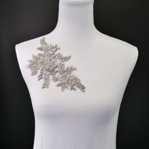 Applicazione sul vestito - Bouquet argento, lato destro